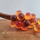 Grappe de raisin vintage en verre ambré sur branche de bois