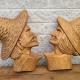 Deux sculptures sur bois ensemble d'homme et femme avec chapeau de M Avoine