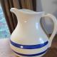 Pichet robinson Ransbottom pottery roseville ohio 3 gallon base large blanc crème et lignes bleue royal2