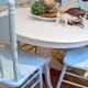 Table ronde crème et 4 chaises antique pressback turquoises3